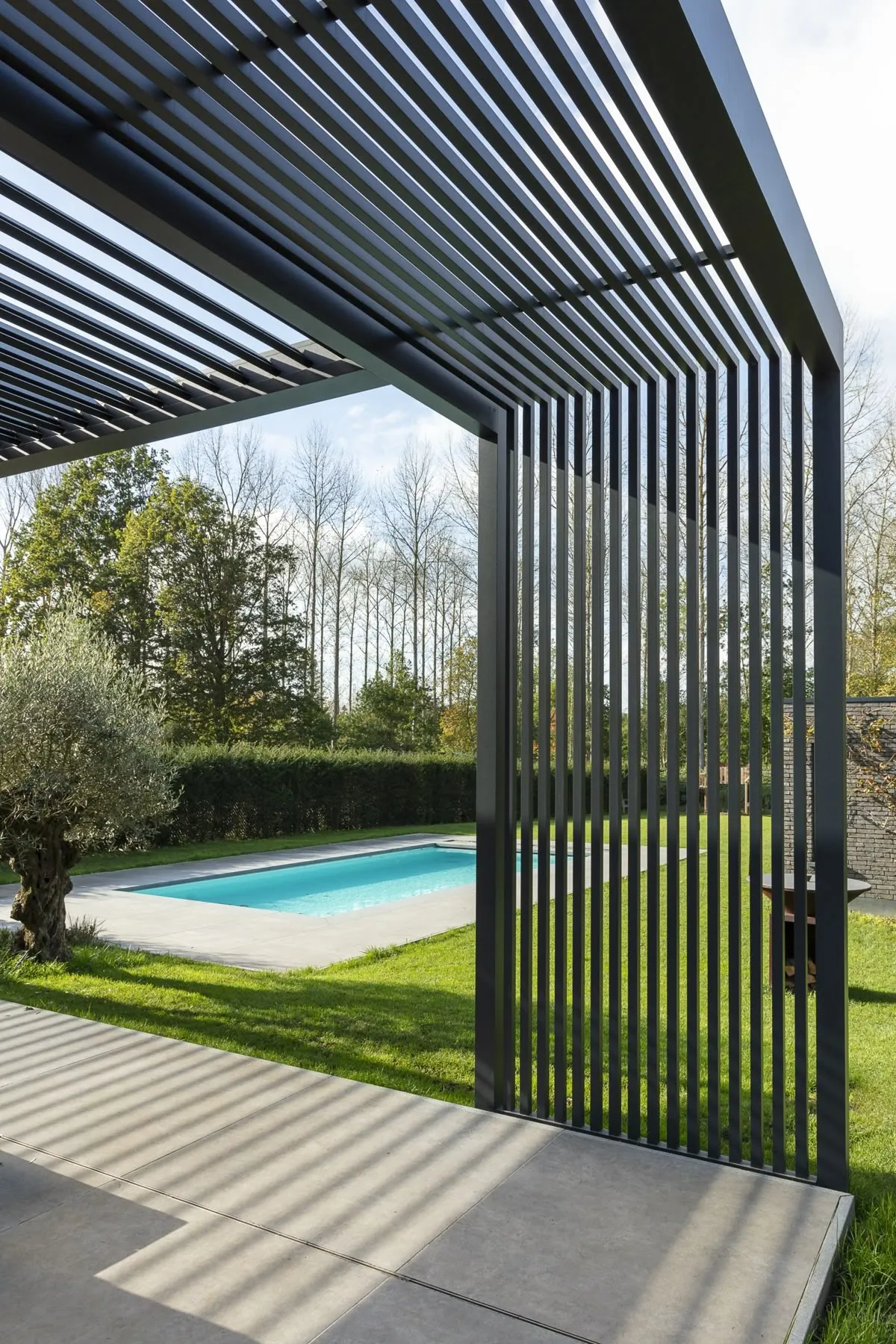 Motorlu Perde ve Yan Panelli Tam Kapalı Pergola Sistemi